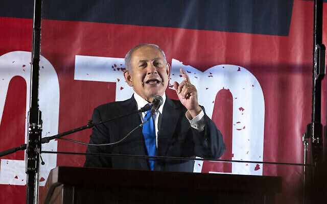رئيس الوزراء السابق بنيامين نتنياهو يلقي خطابا في مظاهرة لليمين في القدس، 6 أبريل، 2022.  (Olivier Fitoussi/FLASH90)