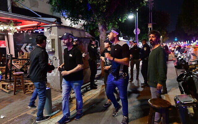 الشرطة وعمال الإنقاذ في موقع هجوم إطلاق نار في شارع ديزنغوف، وسط تل أبيب، 7 أبريل 2022 (Avshalom Sassoni / FLASH90)