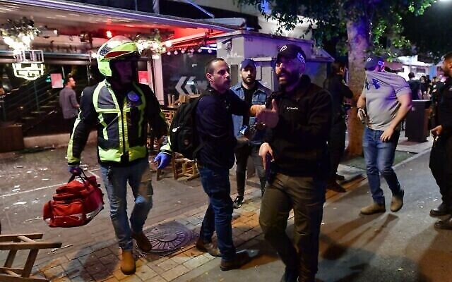 الشرطة وعمال الإنقاذ في موقع هجوم إطلاق نار في شارع ديزنغوف، وسط تل أبيب، 7 أبريل 2022 (Avshalom Sassoni / FLASH90)