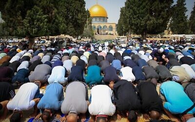 آلاف المصلين المسلمين يؤدون صلاة الجمعة الأولى من شهر رمضان في  المسجد الأقصى بالبلدة القديمة في القدس، 8 أبريل، 2022. (Sliman Khader / Flash90)