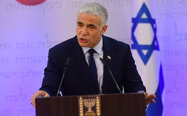وزير الخارجية يئير لبيد يعقد مؤتمرا صحفيا في تل أبيب، 14 أبريل 2022 (Avshalom Sassoni / Flash90)