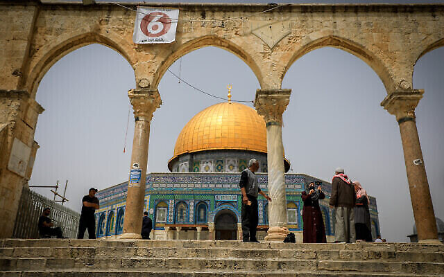 فلسطينيون في المسجد الاقصى بالبلدة القديمة في القدس خلال شهر رمضان، 17 أبريل، 2022. (Jamal Awad / Flash90)