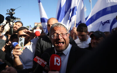 ايتمار بن غفير يتحدث لوسائل الاعلام في القدس قبل مسيرة يمينية في 20 ابريل 2022 (Yonatan Sindel / Flash90)
