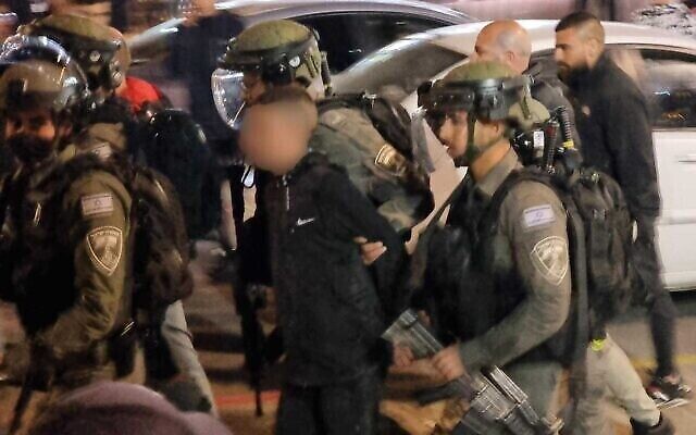 الشرطة تعتقل متظاهرا خلال مواجهات مع شبان فلسطينيين عند باب العامود في القدس، 3 أبريل، 2022. (Israel Police)