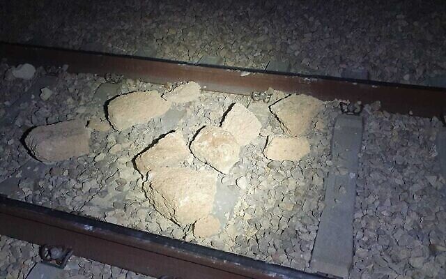 وضع حجارة على سكة للقطارات بالقرب من بئر السبع في كانون الثاني/يناير أثناء احتجاجات العرب البدو الحاشدة في النقب. (شرطة إسرائيل)