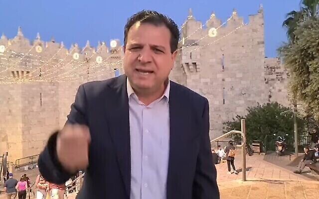 زعيم حزب "القائمة المشتركة" أيمن عودة في مقطع فيديو دعا فيه أفراد الشرطة من عرب إسرائيل إلى الاستقالة لإنهم "يسيئون" لشعبهم، 10 أبريل، 2022. (Screencapture / Facebook)