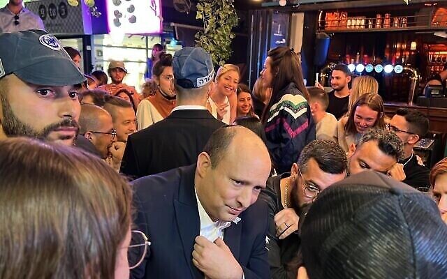رئيس الوزراء نفتالي بينيت يحضر إعادة افتتاح حانة "إلكا" في تل أبيب بعد أيام من تعرضها لهجوم، 11 أبريل، 2022 (Courtesy)