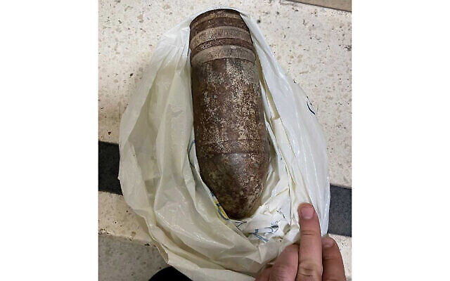 قطعة من قذيفة مدفعية تمت مصادرتها من مسافرين في مطار بن غوريون الدولي خارج تل أبيب، 28 أبريل، 2022 (هيئة المطارات)
