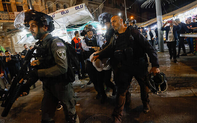 عناصر من الشرطة الإسرائيلية خلال مواجهات مع متظاهرين عند باب العامود في البلدة القديمة بالقدس، 5 أبريل، 2022.  (Olivier Fitoussi/Flash90)