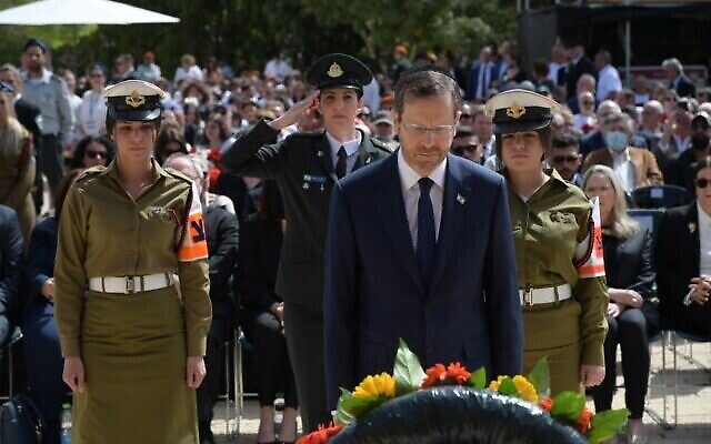 الرئيس يتسحاق هرتسوغ في مراسم وضع أكاليل لإحياء ذكرى الكارثة والبطولة في متحف ياد فاشيم، 28 أبريل، 2022. (Amos Ben-Gershom / GPO)