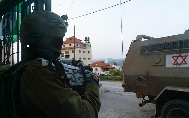 جنود اسرائيليون ينشطون في الضفة الغربية في صورة نشرها الجيش، 2 أبريل، 2022. (Israel Defense Forces)