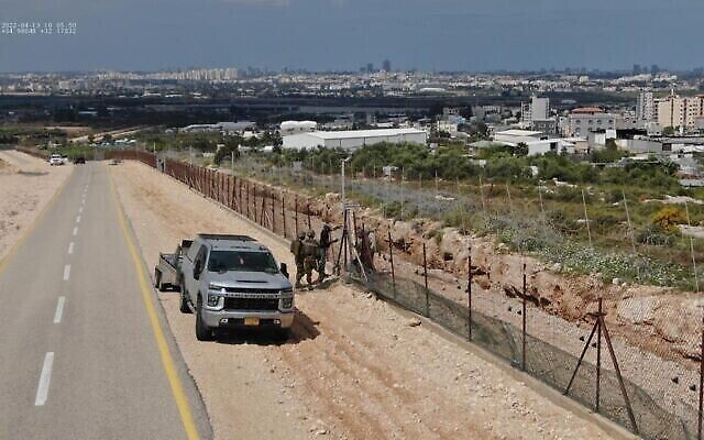 القوات الامنية تعمل على ترميم ثقوب في الجدار الفاصل في الضفة الغربية، 13 ابريل 2022 (وزارة الدفاع)