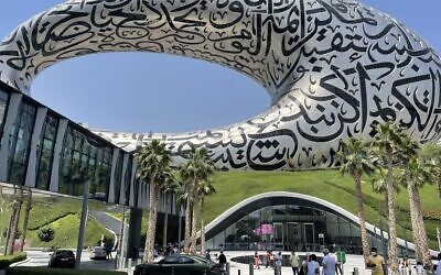 الصورة الرئيسية: متحف المستقبل الأيقوني في دبي، الإمارات العربية المتحدة، 1 أبريل 2022. (سو سوركس / تايمز أوف إسرائيل)