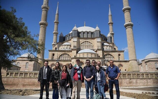 صحفيون إسرائيليون ومسؤولون من مديرية الاتصالات التركية يزورون مسجد السليمية في أدرنة، 12 أبريل 2022 (مديرية الاتصالات)
