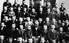 أدولف هتلر مع فصله أثناء التحاقه بالمدرسة الثانوية في سن الرابعة عشرة، حوالي عام 1904. هتلر في أقصى اليمين في الصف العلوي. (صورة AP)