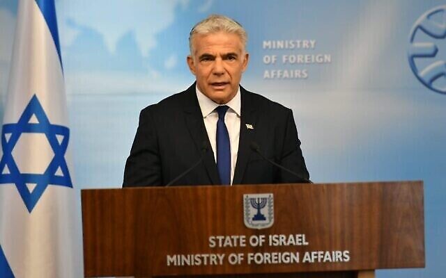 وزير الخارجية يائير لابيد في ايجاز للصحفيين في وزارة الخارجية بالقدس، 24 أبريل، 2022. (Shlomi Amsalem / GPO)