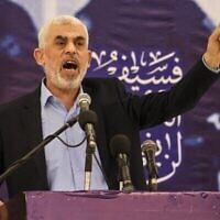 يحيى السنوار، قائد حركة حماس في غزة، يلقي كلمة خلال اجتماع في مدينة غزة، 30 أبريل، 2022.  (Mahmud Hamas/AFP)