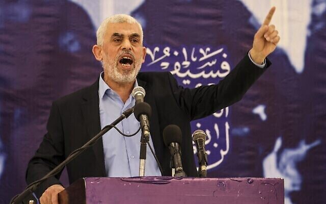 يحيى السنوار، قائد حركة حماس في غزة، يلقي كلمة خلال اجتماع في مدينة غزة، 30 أبريل، 2022.  (Mahmud Hamas/AFP)