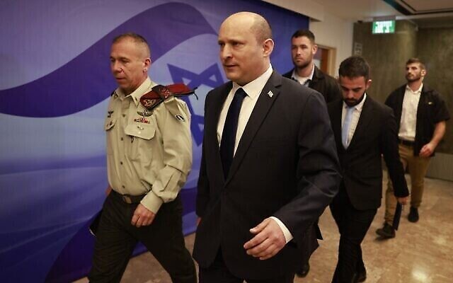 رئيس الوزراء نفتالي بينيت يصل الى القدس لحضور الجلسة الأسبوعية لمجلس الوزراء، 1 مايو، 2022. (Menahem KAHANA / POOL / AFP)