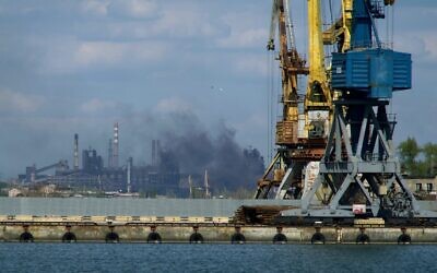الدخان يتصاعد فوق مصنع آزوفستال للصلب في مدينة ماريوبول في 29 أبريل 2022، وسط العمليات العسكرية الروسية المستمر في أوكرانيا. (ANDREY BORODULIN / AFP)