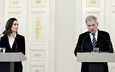 تُظهر هذه الصورة التي التقطت في 24 فبراير 2022 الرئيس الفنلندي سولي نينيستو (إلى اليمين) ورئيسة الوزراء الفنلندية سانا مارين خلال مؤتمر صحفي حول الغزو الروسي لأوكرانيا في هلسنكي، فنلندا. (Markku Ulander / Lehtikuva / AFP)