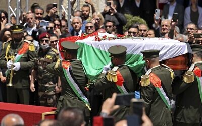 الحرس الرئاسي الفلسطيني يحمل نعش صحفية الجزيرة شيرين أبو عاقله خلال جنازة رسمية في المقر الرئاسي في مدينة رام الله بالضفة الغربية، 12 مايو، 2022. (ABBAS MOMANI / AFP)