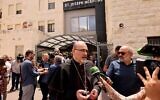 البطريرك اللاتيني في القدس بيرباتيستا بيتسابالا يتحدث في مستشفى سانت جوزيف في القدس، 16 مايو، 2022. (AHMAD GHARABLI / AFP)