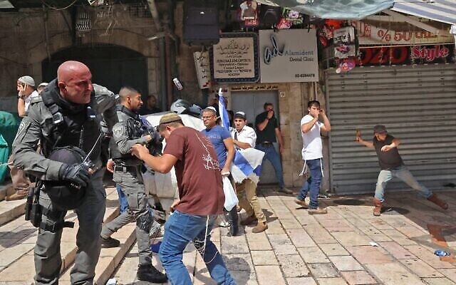 اشتباكات بين الشرطة الإسرائيلية والفلسطينيين بينما يحتشد الإسرائيليون للاحتفال ب"يوم أورشليم" في البلدة القديمة، في 29 مايو، 2022. (HAZEM BADER / AFP)