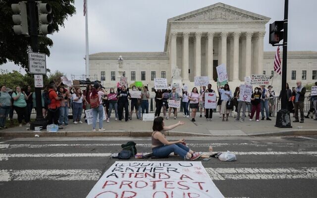 دعاة الحق في الإجهاض يتظاهر ونأمام مبنى المحكمة العليا الأمريكية، 4 مايو، 2022 في واشنطن العاصمة. (ANNA MONEYMAKER / GETTY IMAGES NORTH AMERICA / GETTY IMAGES VIA AFP)
