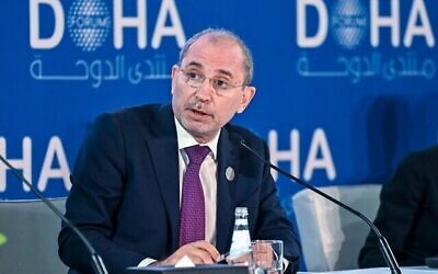 وزير الخارجية الأردني أيمن الصفدي يلقي كلمة أمام ندوة في منتدى الدوحة بالعاصمة القطرية، 26 مارس، 2022. (Ammar Abd Rabbo/MOFA/Doha Forum/AFP)