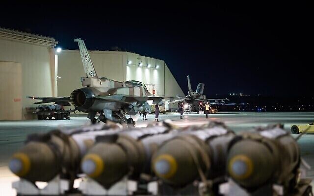 توضيحية: طائرة نفاثة من طراز F-16I في قاعدة جوية. (القوات الإسرائيلية)