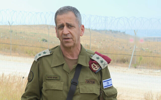 رئيس أركان الجيش الإسرائيلي أفيف كوخافي يتحدث من قاعدة عسكرية في الضفة الغربية، 11 مايو، 2022. (Israel Defense Forces)
