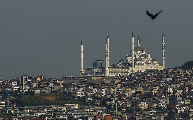 منظر عام لمسجد تشامليجا، أكبر مسجد في آسيا الصغرى، في اسطنبول، تركيا، 28 أبريل 2018 (AP Photo / Emrah Gurel / File)