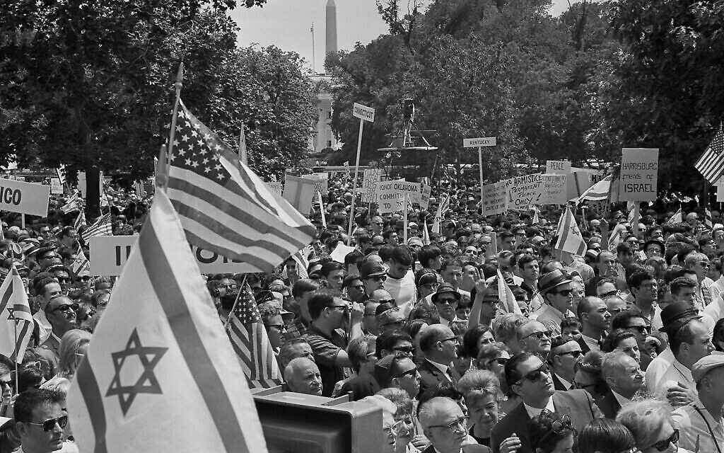 حشد من اليهود الأمريكيين ينظمون مسيرة لدعم إسرائيل بالقرب من البيت الأبيض، في واشنطن العاصمة، 8 يونيو 1967. (AP)