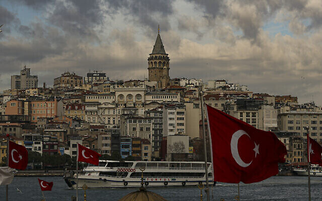 منظر لأفق اسطنبول مع برج غلطة الشهير، 29 يناير 2021 (AP Photo / Emrah Gurel)