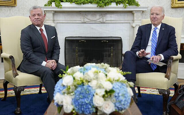 في هذه الصورة من تاريخ 19 يوليو  2021،  الرئيس الأمريكي جو بايدن، إلى اليمين، يلتقي بالعاهل الأردني الملك عبد الله الثاني، في المكتب البيضاوي بالبيت الأبيض في واشنطن.  (AP Photo/Susan Walsh, File)