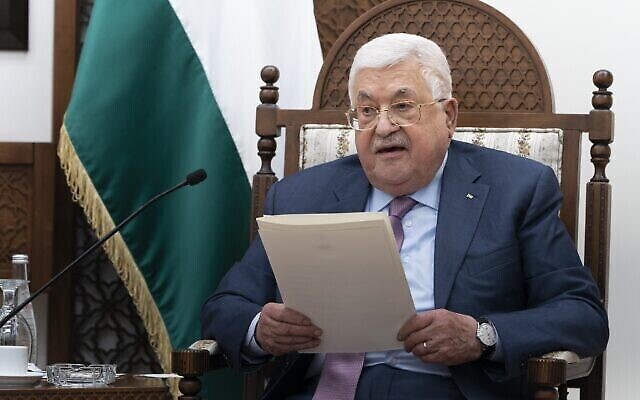 رئيس السلطة الفلسطينية محمود عباس يتحدث أثناء لقائه بوزير الخارجية الأمريكي أنتوني بلينكين، 27 مارس، 2022، في مدينة رام الله بالضفة الغربية. (AP Photo / Jacquelyn Martin، Pool)