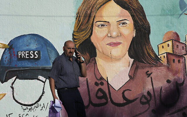 لوحة جدارية لصحفية الجزيرة شيرين أبو عاقلة، التي قُتلت خلال اشتباكات بين القوات الإسرائيلية ومسلحين فلسطينيين في جنين، تعرض في مدينة غزة، 15 مايو، 2022. (AP Photo / Adel Hana)