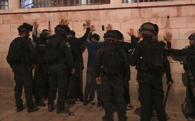 توضيحية: الشرطة تعتقل فلسطينيين خلال مواجهات بعد جنازة وليد الشريف في القدس الشرقية، 16 مايو، 2022. (AP Photo / Mahmoud Elean)