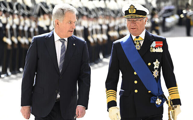 الرئيس الفنلندي سولي نينيستو ، إلى اليسار، والملك السويدي كارل غوستاف يسيران في ساحة القصر الملكي في ستوكهولم، 17 مايو، 2022. (Anders Wiklund / TT News Agency via AP)