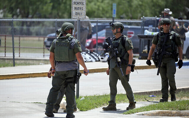 عناصر تطبيق القانون تقف خارج مدرسة روب الابتدائية بعد عملية إطلاق نار، 24 مايو، 2022، في يوفالدي بولاية تكساس.. (AP Photo/Dario Lopez-Mills)