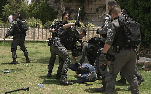 الشرطة الإسرائيلية تعتقل فلسطينيا بالقرب من باب العامود خارج البلدة القديمة في القدس، 29 مايو، 2022. (AP Photo / Mahmoud Elean)
