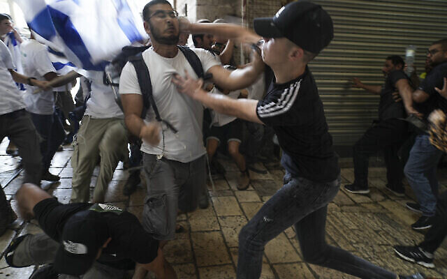 اشتباكات بين فلسطينيين ويهود عند باب العامود في البلدة القديمة بالقدس في 29 مايو 2022، بينما تحتفل إسرائيل ب"يوم أورشليم. (AP Photo/Mahmoud Illean)