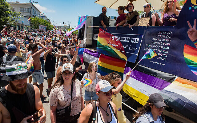 توضيحية: مسيرة جماهيرية خلال مسيرة فخر المثليين السنوية في حيفا، 18 يونيو 2021 (Roni Ofer / Flash90)