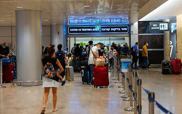 مسافرون في مطار بن غوريون الدولي يتجهون إلى إجراء اختبارات كوفيد-19، 30 يونيو، 2021. (Nati Shohat / Flash90)
