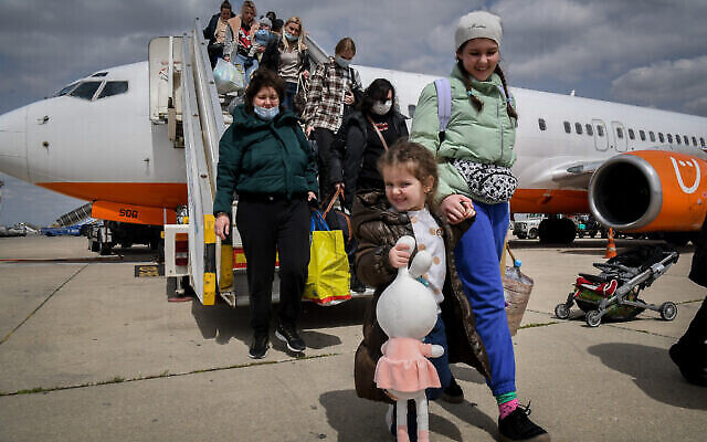 مهاجرون أوكرانيون إلى إسرائيل فروا من القتال في أوكرانيا يصلون في رحلة إنقاذ إلى مطار بن غوريون، 17 مارس، 2022. (Yossi Zeliger / Flash90)