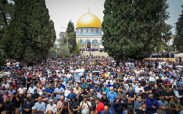 آلاف المصلين المسلمين يحضرون صلاة الجمعة الأولى خلال شهر رمضان في البلدة القديمة بالقدس، الجمعة، 8 أبريل 2022 (Sliman Khader / Flash90)