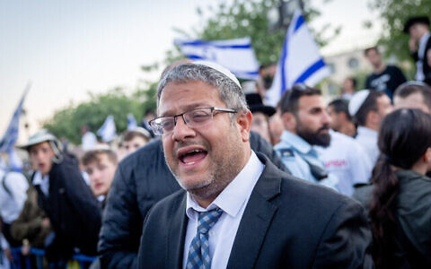 عضو الكنيست إيتامار بن غفير يشارك في مسيرة لنشطاء اليمين في البلدة القديمة في القدس، 20 أبريل، 2022. (Yonatan Sindel / Flash90)