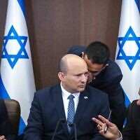 رئيس الوزراء نفتالي بينيت يترأس جلسة وزارية في مكتب رئيس الوزراء في القدس، 8 مايو، 2022. (Olivier Fitoussi / Flash 90)