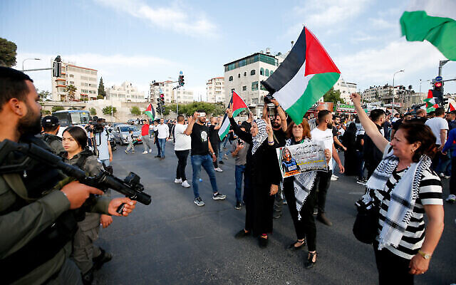 متظاهرون فلسطينيون في حي بيت حنينا بالقدس الشرقية يشتبكون مع الشرطة خلال مظاهرة منددة بمقتل صحفية الجزيرة شيرين أبو عاقلة، 11 مايو، 2022. (Jamal Awad / Flash90)